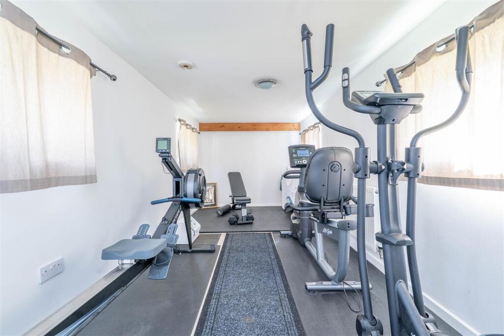 Garage/Multi Purpose Room