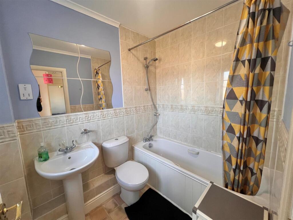 Bathroom 1.jpg