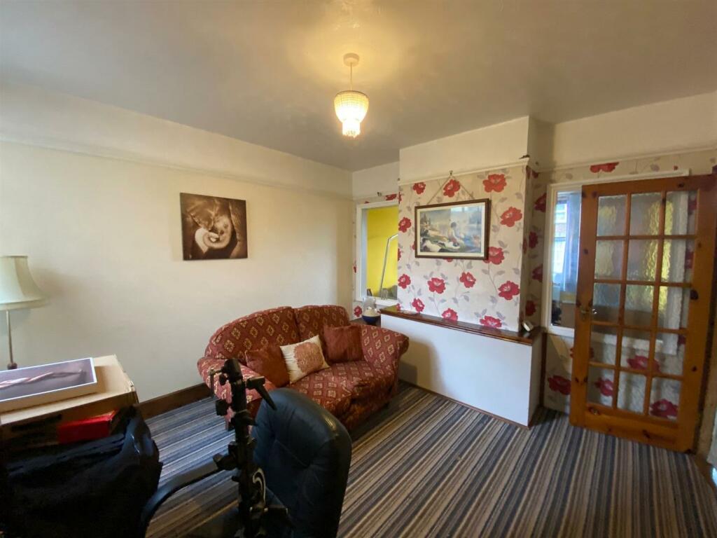 DINING ROOM:
