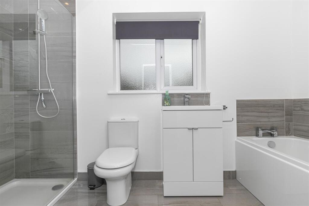 Ensuite 1.jpg