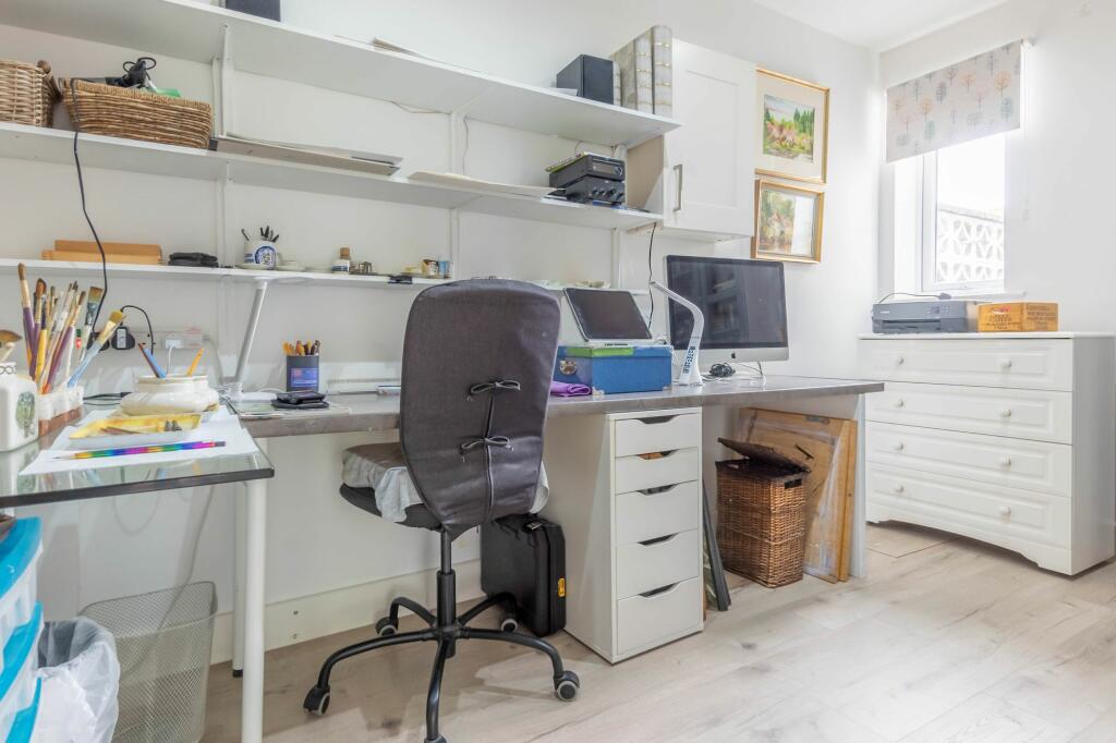 BEDROOM/STUDY
