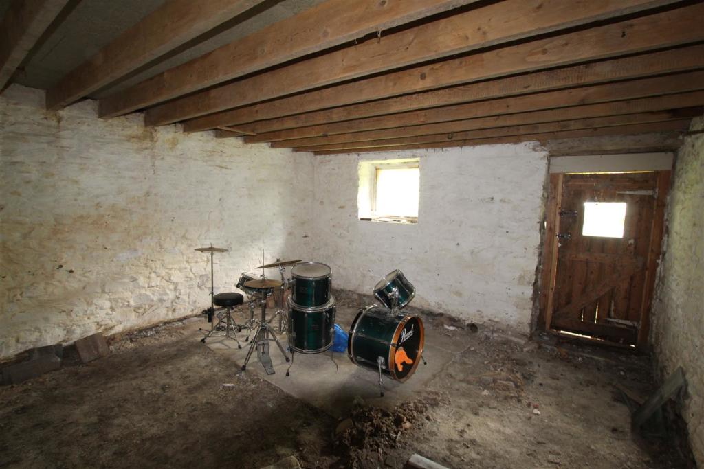 adj barn internal.JPG