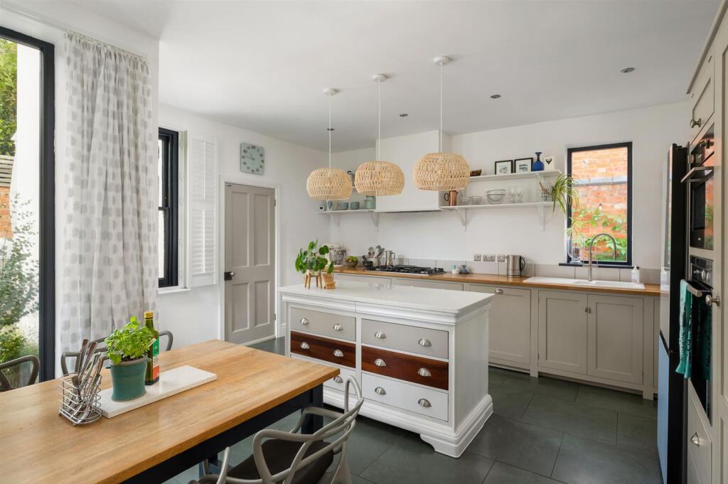 Open-plan kitchen/diner