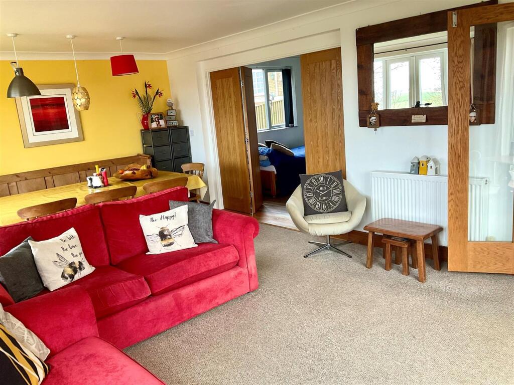 Family Room pic2.jpg