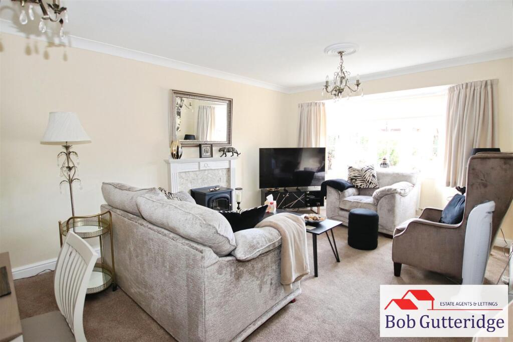 LOUNGE / DINING ROOM