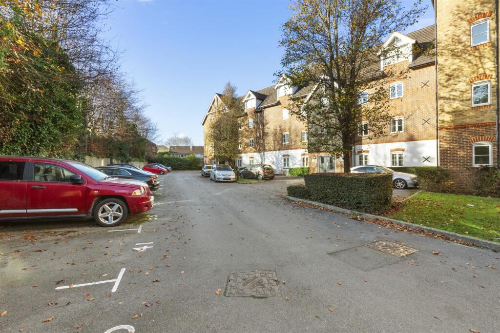 Flat 45, Wye Gardens, Fryers Lane, HP12 3DU-14.jpg