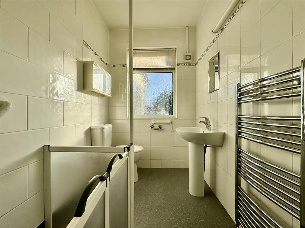 SHOWER ROOM