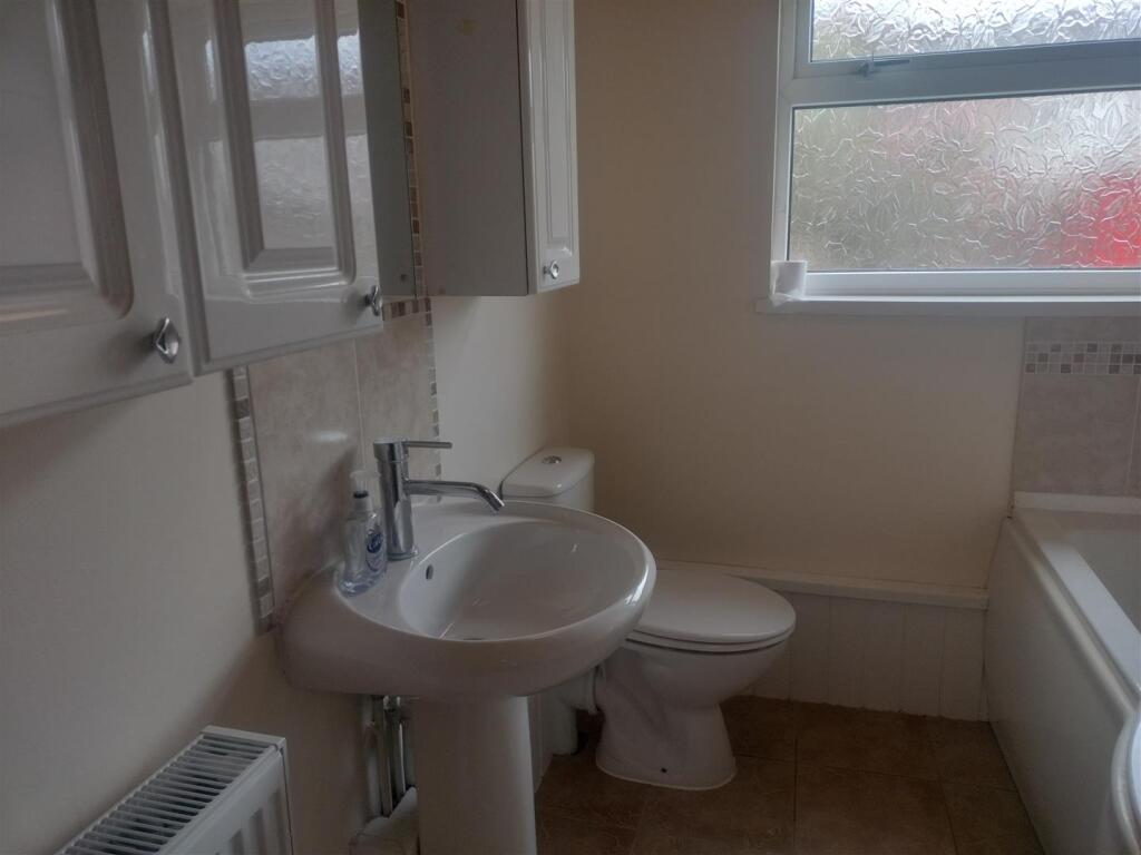 34 Mary Street bathroom.jpg