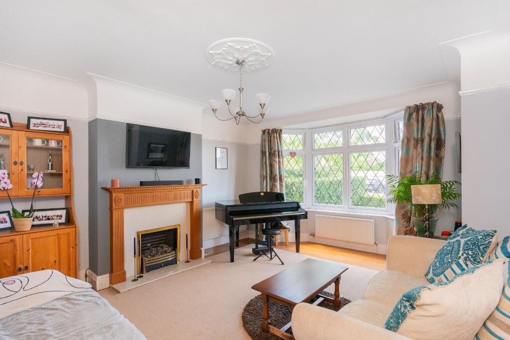 1H0V8HE - Living Room D.jpg