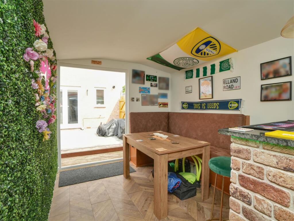 Garden Studio / Bar