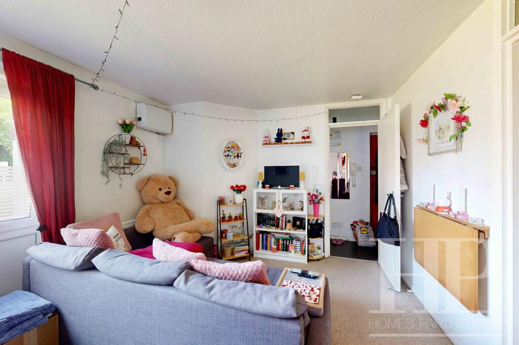 LIVING / SLEEPING AREA