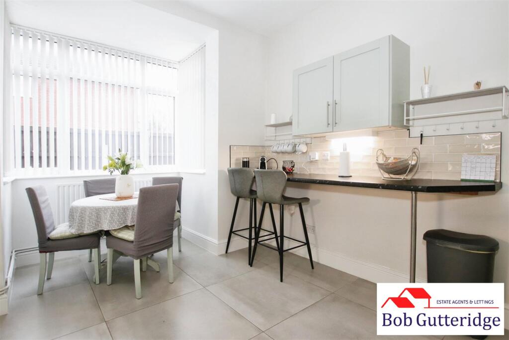 OPEN PLAN FITTED KITCHEN/DINING ROOM