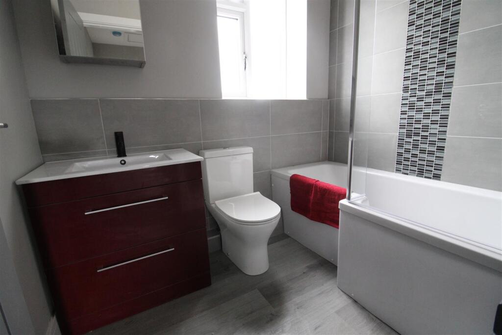 BATHROOM/WC