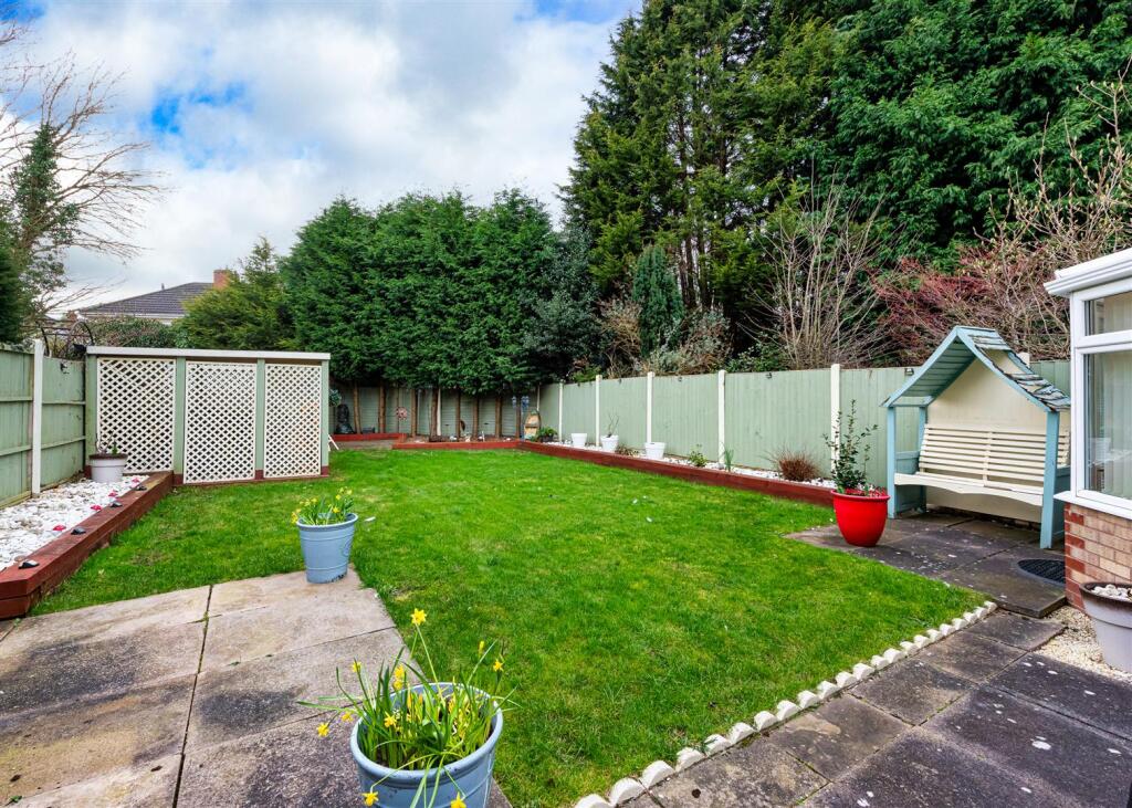 23 Glendale Close-garden.jpg