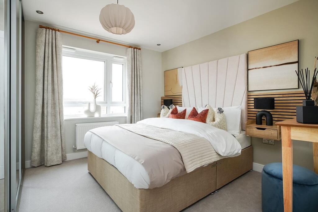The king-size main bedroom has its own en-suite shower room