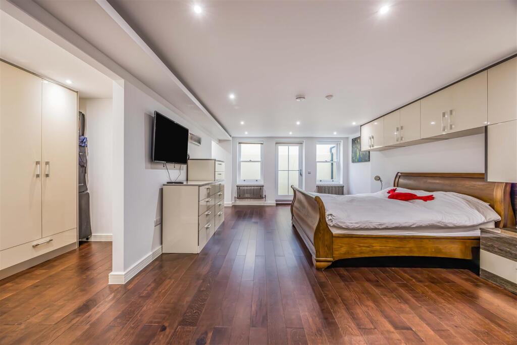 Apartment B, Clearwater Apartments, South Parade, 