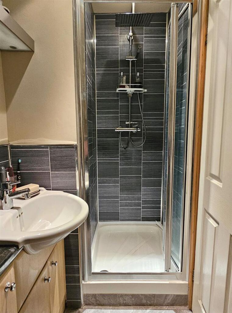 ensuite bathroom 2