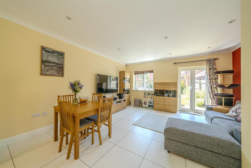 Lounge/Dining Room