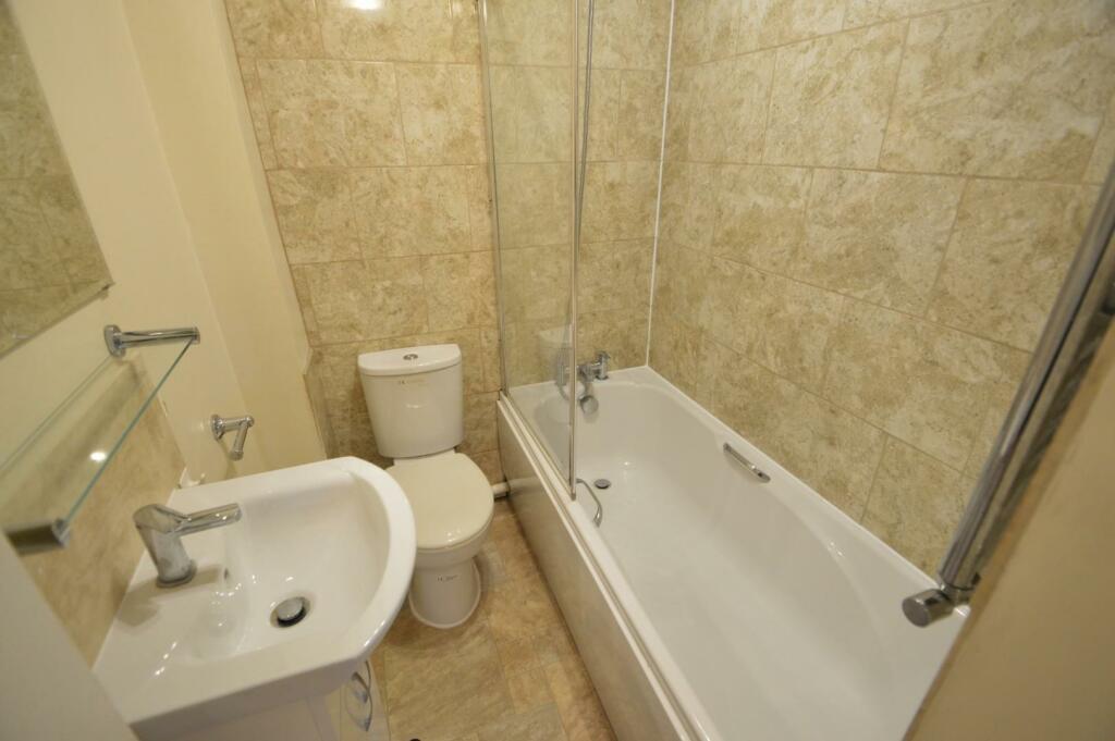 5 Papermill Cottages bathroom.JPG