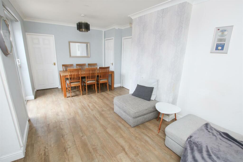 OPEN PLAN LIVING/ DINING ROOM