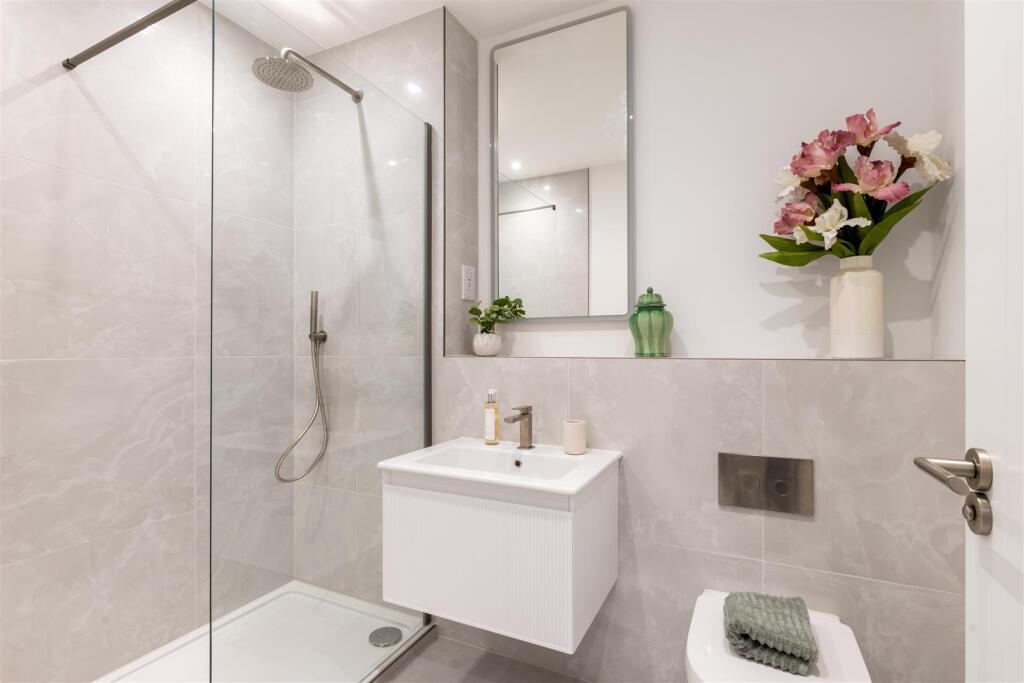 5 McLaren Court, 1 Cobham Road, KT22  9AU-10.jpg