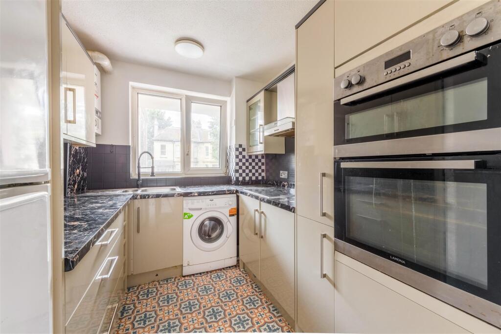 Flat 11 Cromwell Court-3.jpg