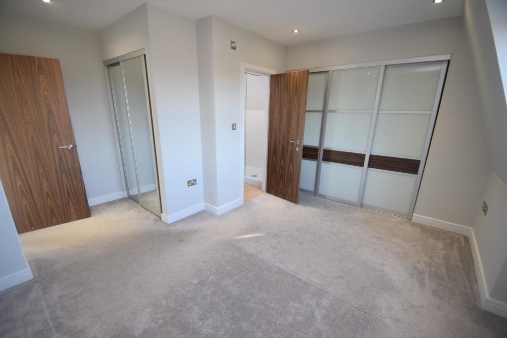 27 Esher House bed 1.JPG