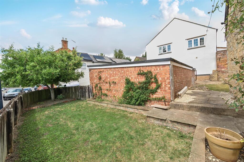 19 High Street, Greens Norton