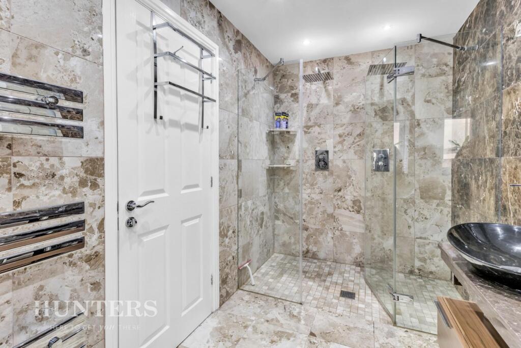 En-suite bathroom