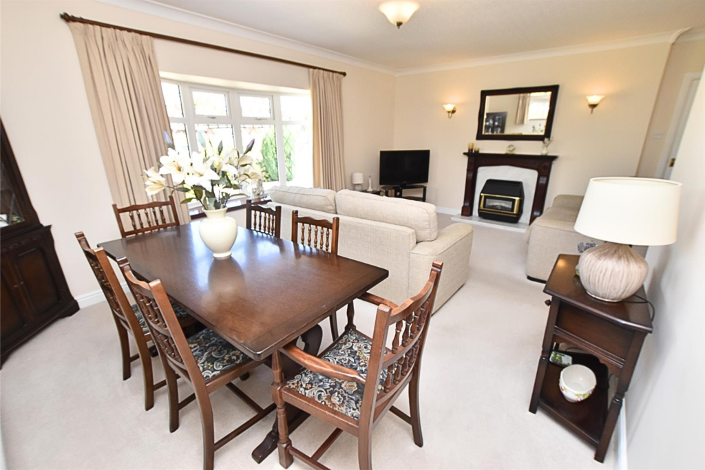 LOUNGE/DINING ROOM