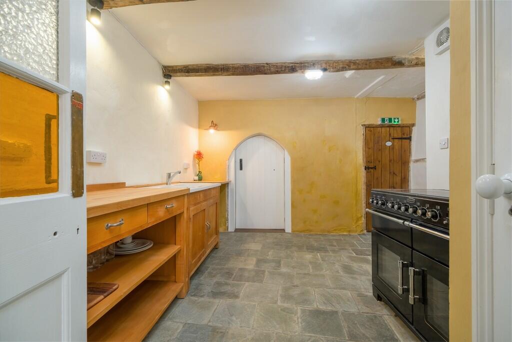 1440px-Crown Hill...