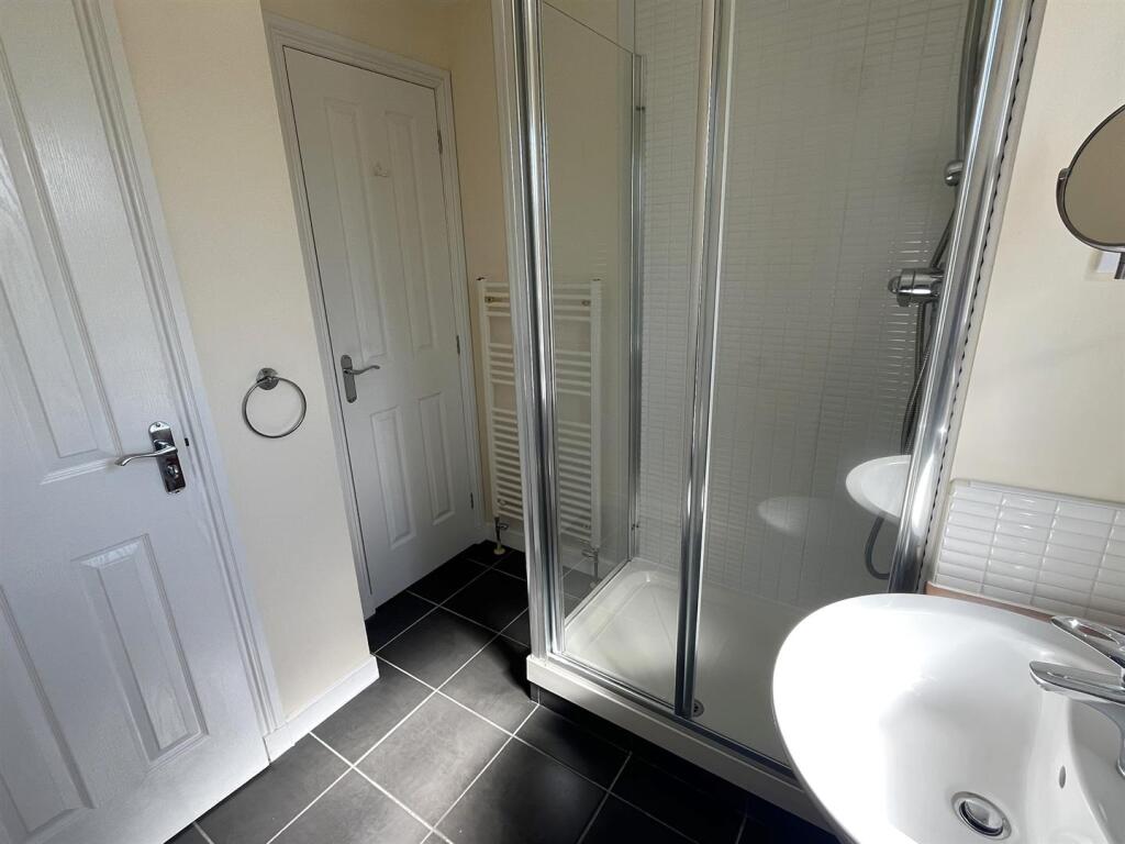 EN-SUITE SHOWER ROOM