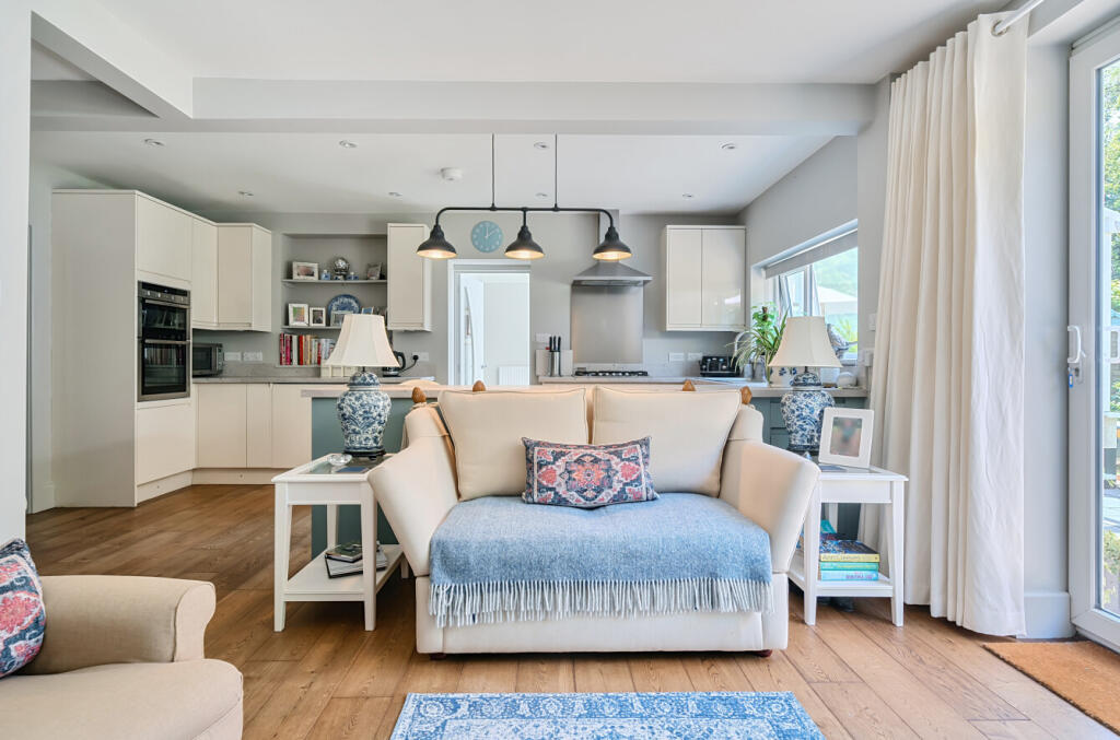 1309824-11-6852fe...