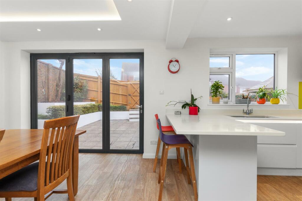 Kitchen/ Dining Room