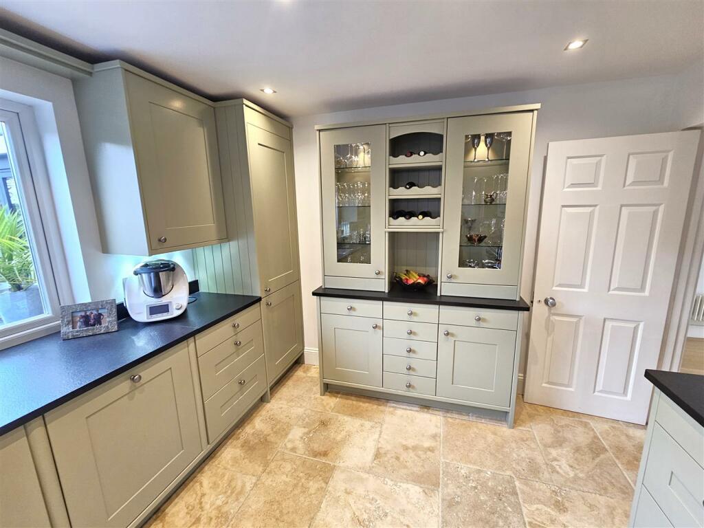 Kitchen (3).jpg