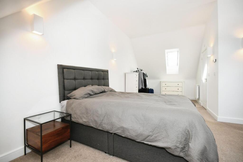BEDROOM 1 02.jpg