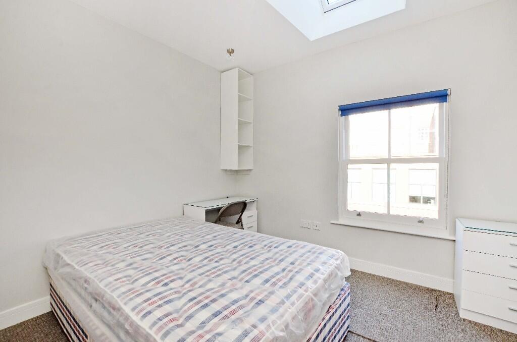 Bright, clean single bedroom featuring a comfor...
