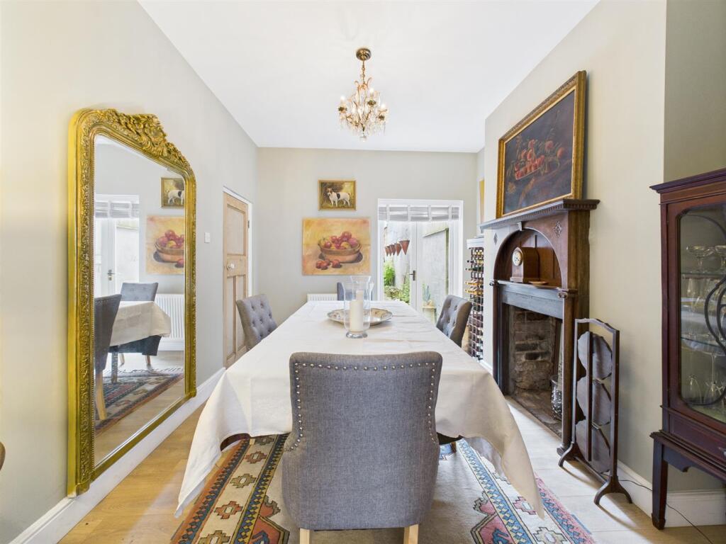 Dining room:
