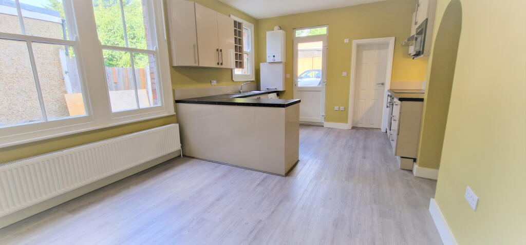 KITCHEN / LOUNGE