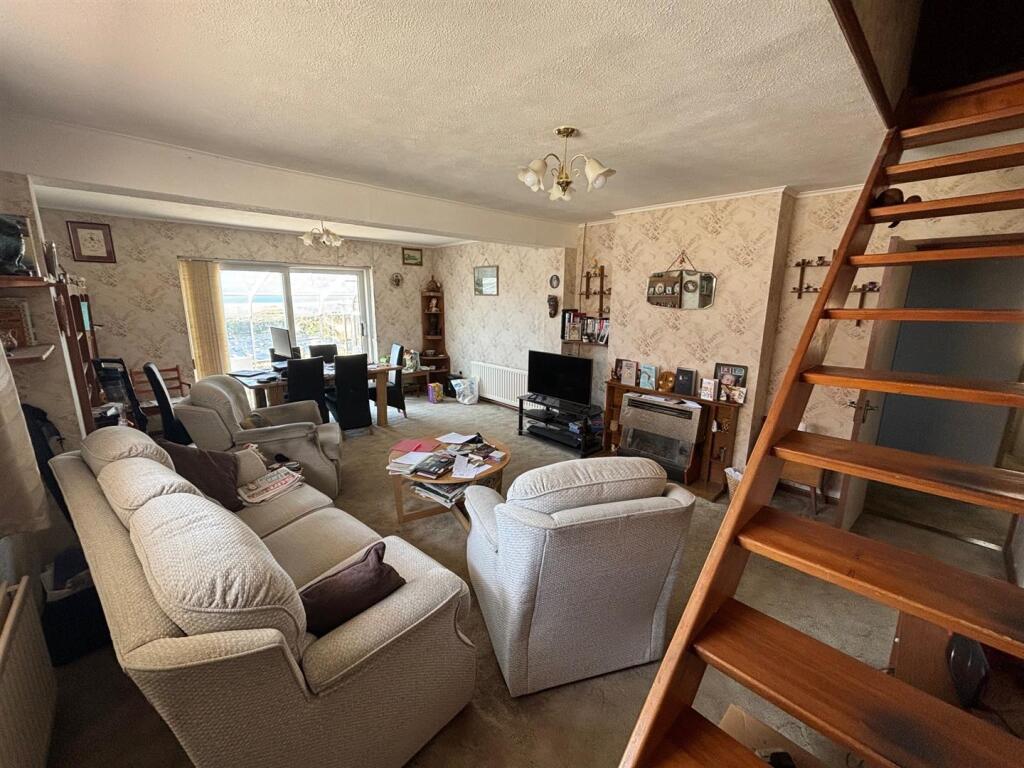Living Room 2.jpg