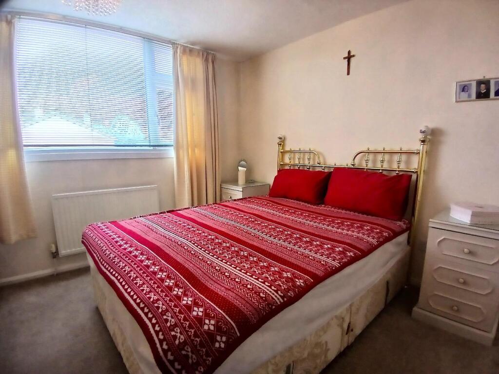 Bed 1.jpg