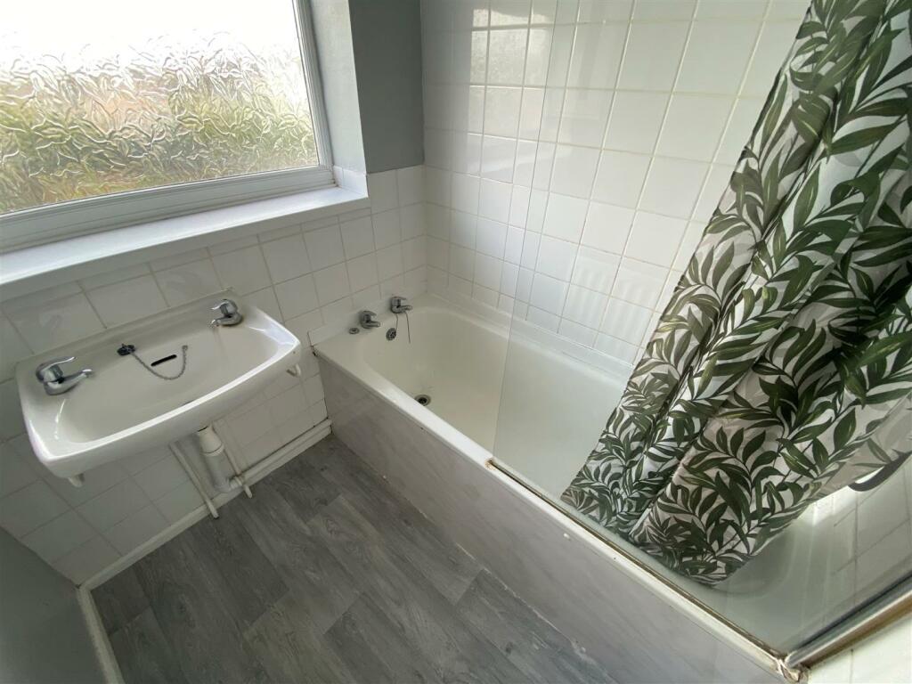 Bathroom 2.jpg