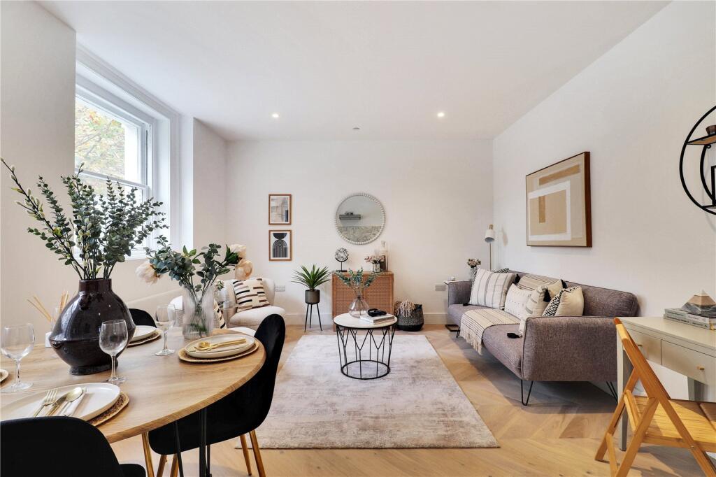 Apt 1 Living / Dinin