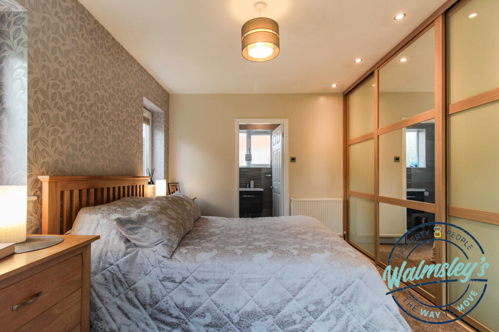 Main bedroom eith ensuite