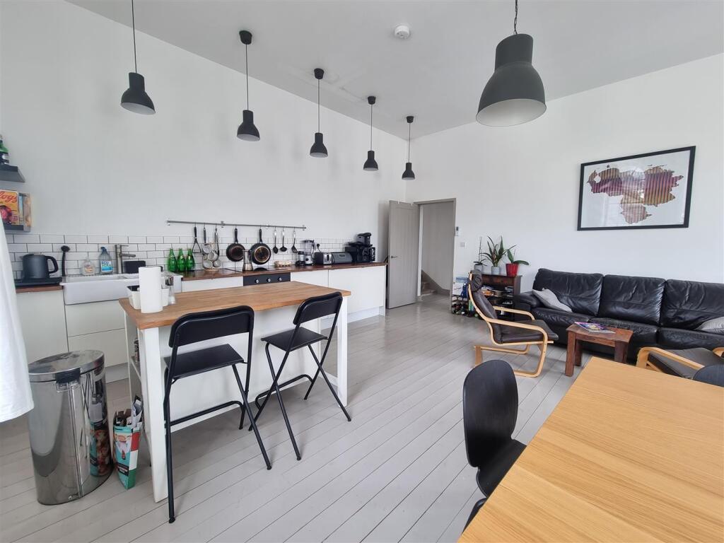 KITCHEN LOUNGE 3 (1).jpg