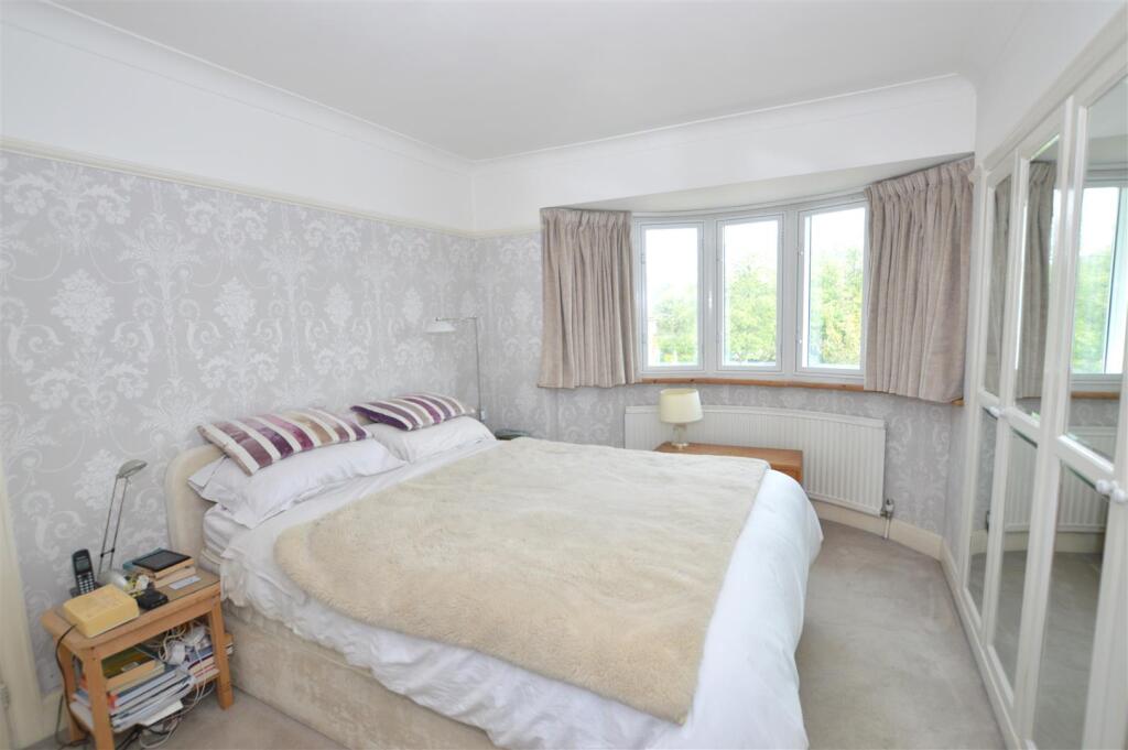 29 Old Manor Drive bed 1.JPG