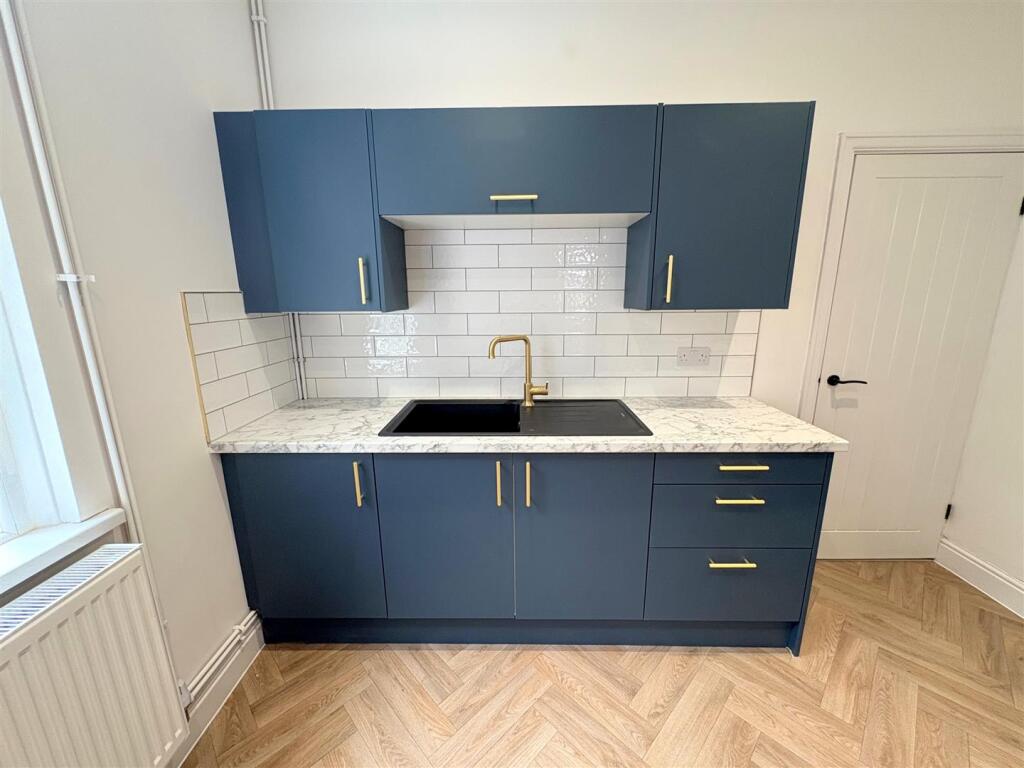 Kitchen e.jpg
