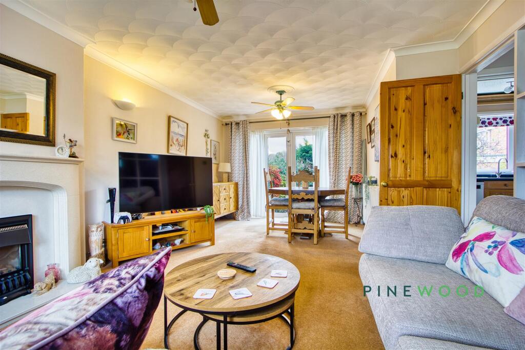 LOUNGE / DINING ROOM