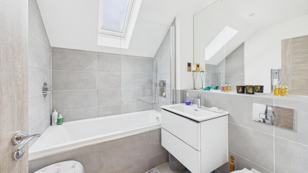 CAM04968G0-PR0062-STILL005