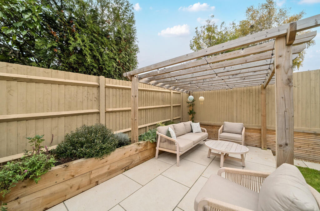 1372706-18-690b55...